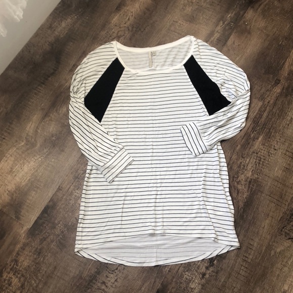 Calvin Klein Jeans 3/4 Sleeve Top - Picture 2 of 4